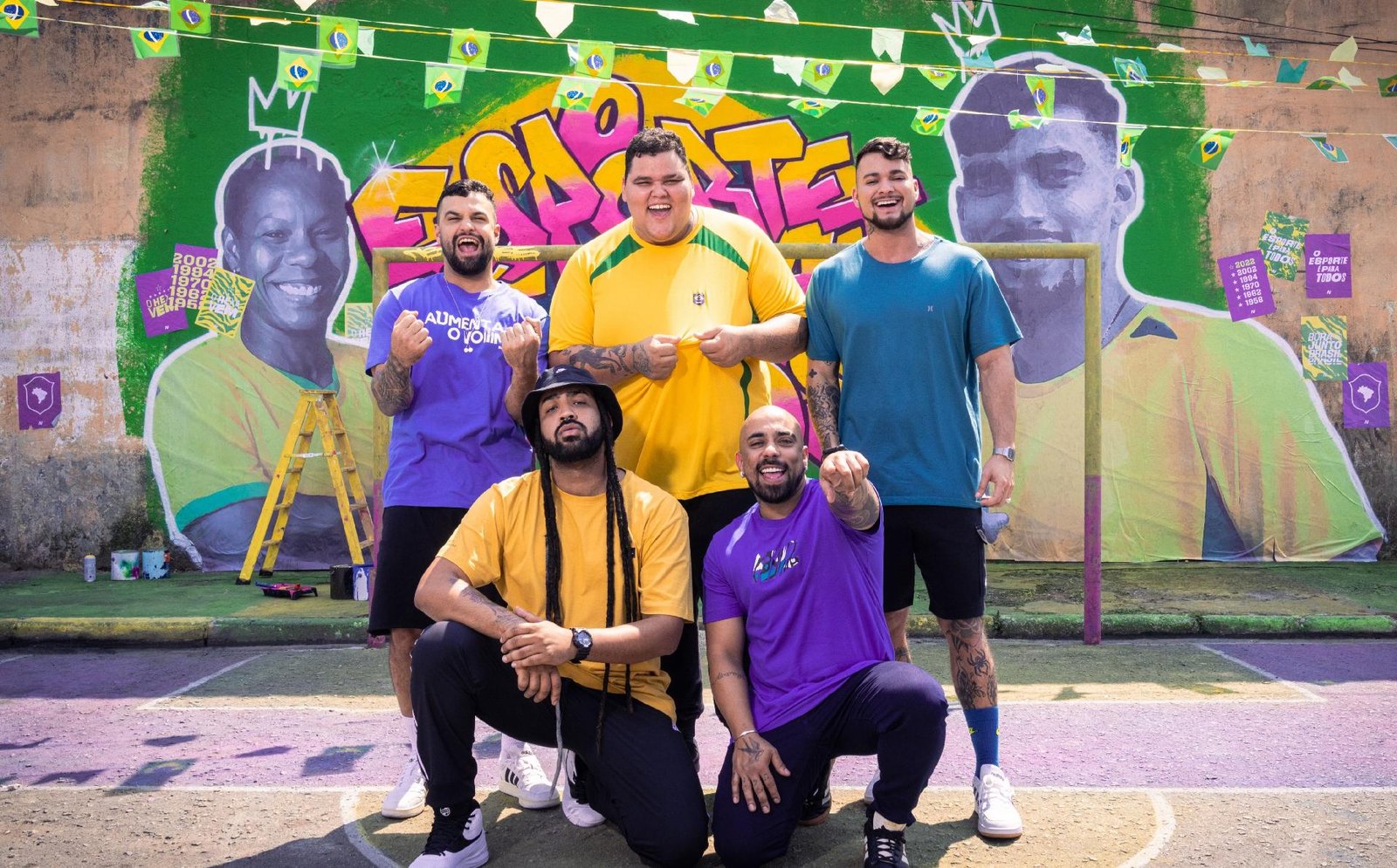 grupo-menos-e-mais-em-frente-ao-mural-pintado-com-as-imagens-de-formiga-e-paqueta-em-sao-paulo-1663620174434_v2_1920x1194