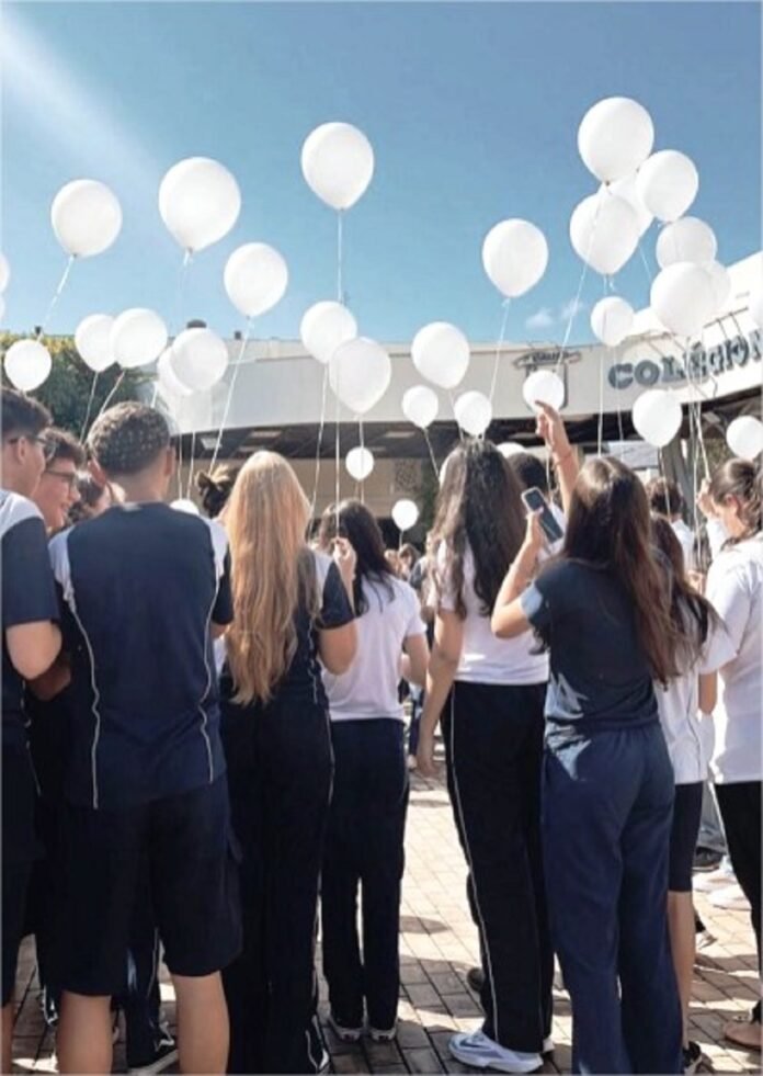 Estudantes confraternizam distribuindo rosas e balões pedindo paz nas escolas