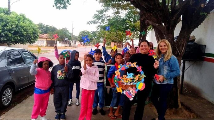 Crianças participam de caminhada com distribuição de catavento cinco cores2