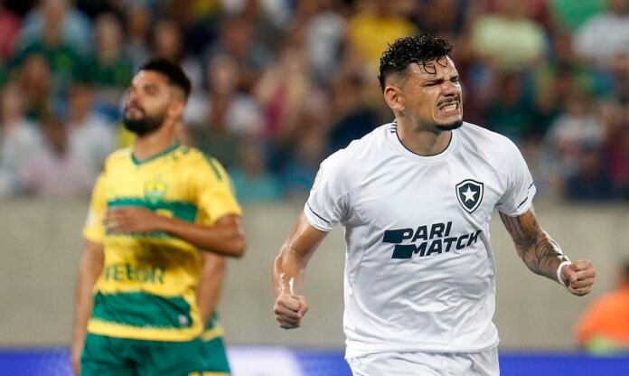 Tiquinho decide e Botafogo vence para ampliar vantagem no Brasileiro