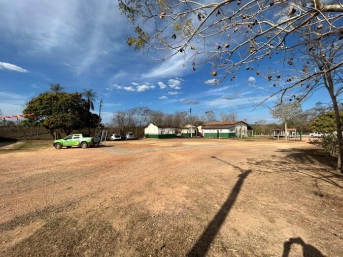 Nenhum servidor ou aluno se feriu após fogo em terreno baldio atingir sala e parte de secretaria de escola