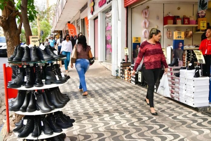 Procon Municipal orienta os consumidores para uma compra consciente no Dia dos Pais