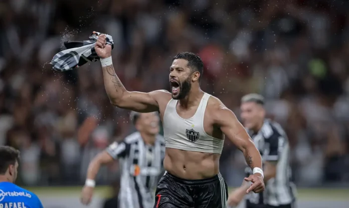 Brasileiro Hulk decide e Atlético continua vivo na luta pelo título