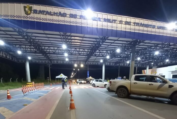 Fiscalização resulta em quatro motoristas presos e 36 veículos removidos na MT-251