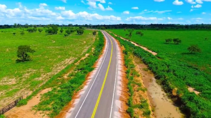 Governo finaliza asfalto da MT-265 Sonho antigo que se realizou, afirma prefeito