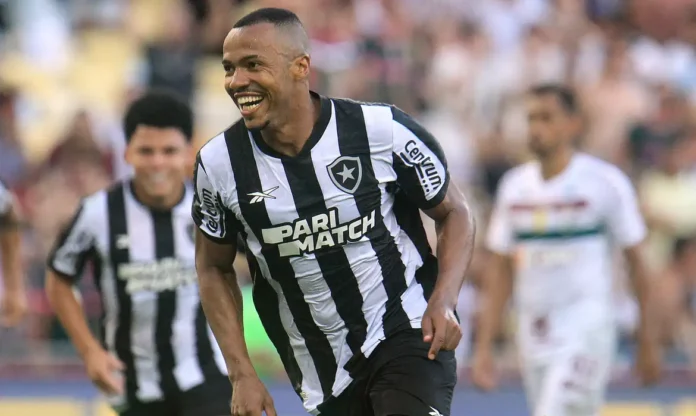 Botafogo bate Flu e fica na esperança de se classificar à semi no RJ