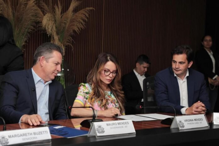 Primeira-dama de MT agradece união de esforços ao Ser Família Habitação em assinatura