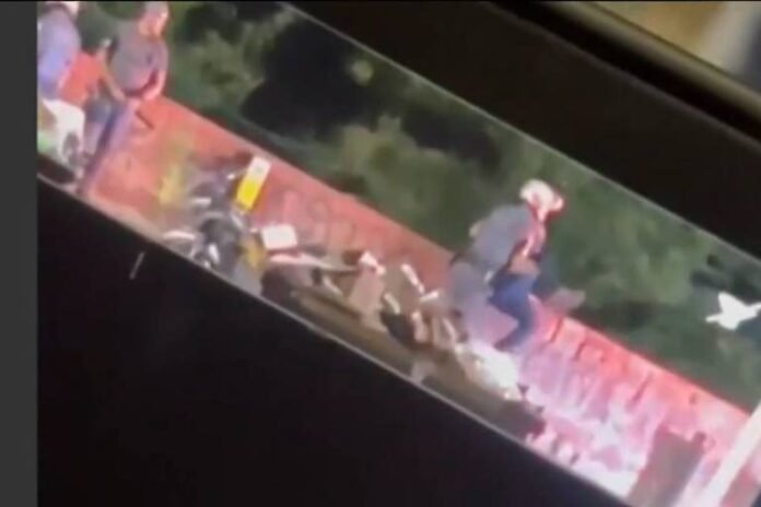 Homem jogado da ponte SP