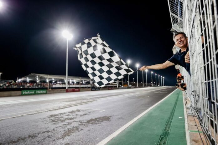 governador mauro mendes bandeirada etapa cuiaba stock car